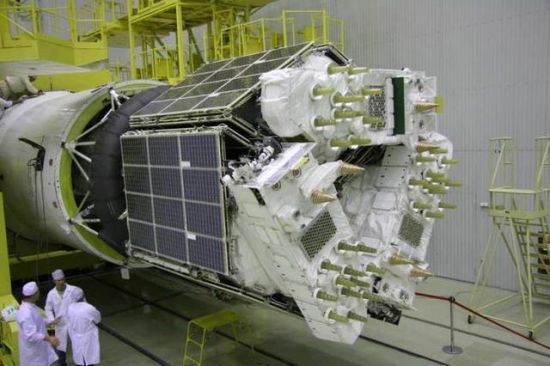 资料图:正在进行星箭组装的“质子”M/DM-3运载火箭,可见三颗“格洛纳斯”卫星紧靠在一起